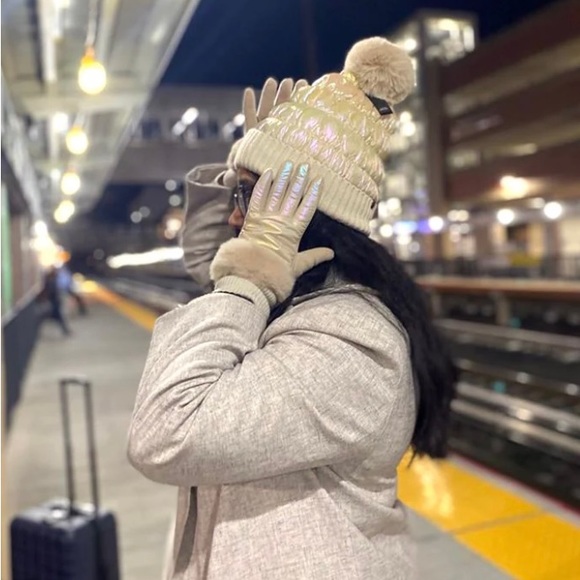 🩷LOVE~FAUX-FUR🩷Iridescent PEARLY Cream-Off White Stella Puffer Gloves🩷 - Picture 11 of 13